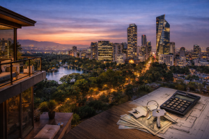 Vista panorámica al atardecer de Polanco, CDMX, con skyline iluminado y Chapultepec; concepto de inversión inmobiliaria con llaves, planos y calculadora en primer plano.