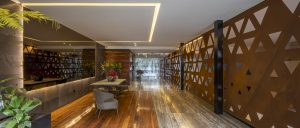 Sala principal de departamento de lujo en obra blanca con ventanales amplios y luz natural en Polanco, CDMX