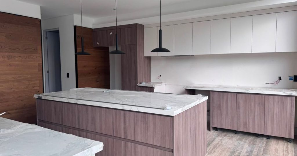 Cocina en proceso de instalación para evaluar antes de comprar un departamento de lujo en CDMX.